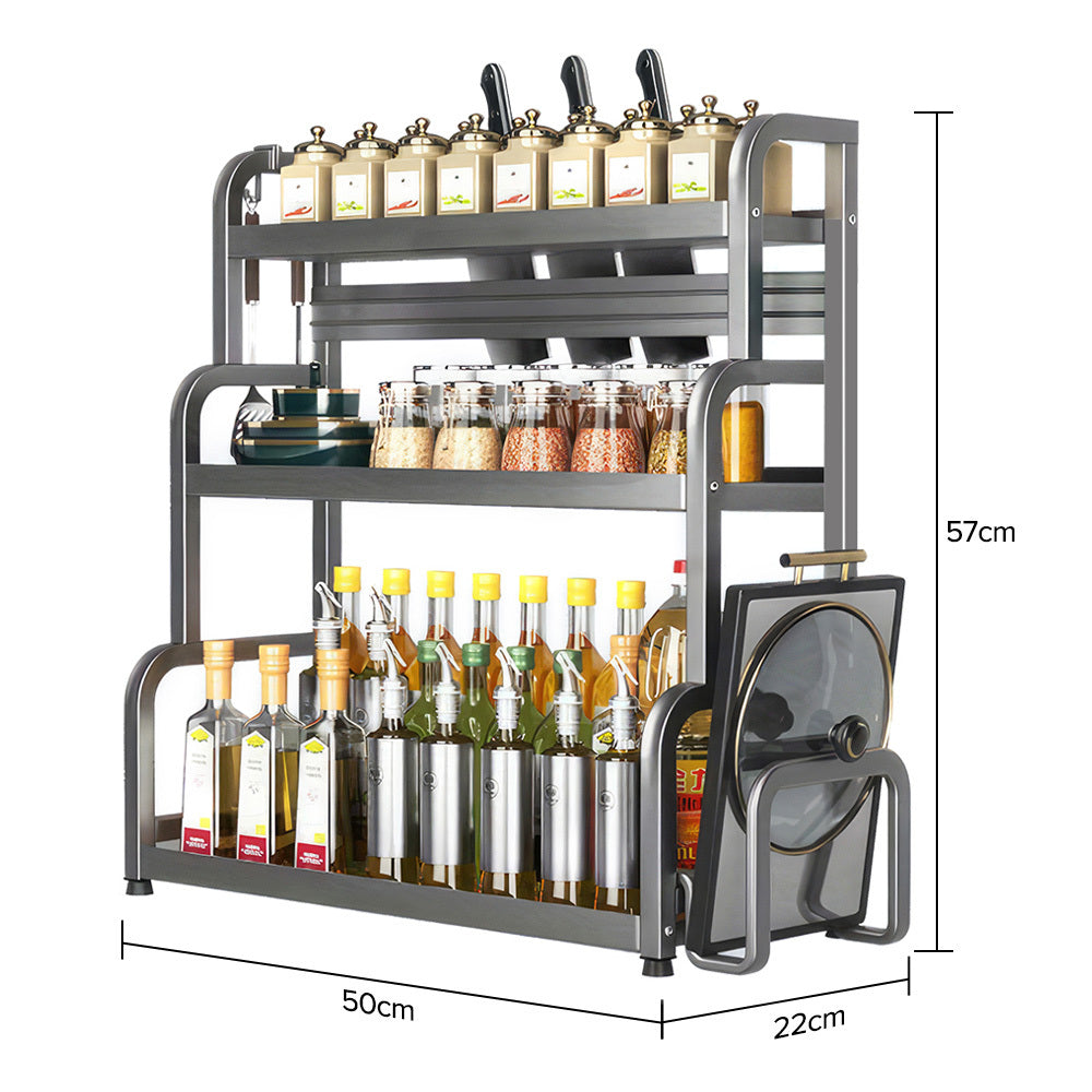 三层可移动金属厨房置物架，采用加厚粉末钢架承重35磅。自带6个挂钩配件，多功能收纳香料、化妆品、洗浴用品，5分钟快速组装省空间。